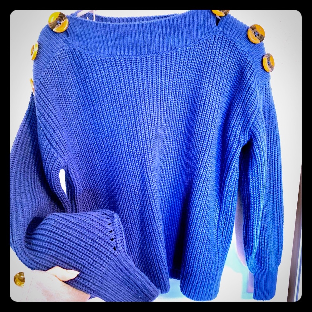 Soft and cozy tortuous buttons sweater